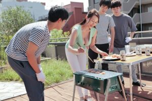 Người mẹ đơn thân dâm đãng và những đứa bạn của con trai