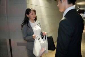 Trể tàu về nhà ngủ nhờ em đồng nghiệp dâm đãng vú to