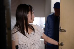 Nữ idol xinh xắn bị tên hàng xóm cưỡng hiếp khi ở nhà một mình