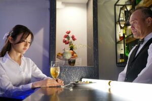Anh quản lý bar tâm lý và một đêm tuyệt vời cùng cô vợ trẻ đang chán chồng