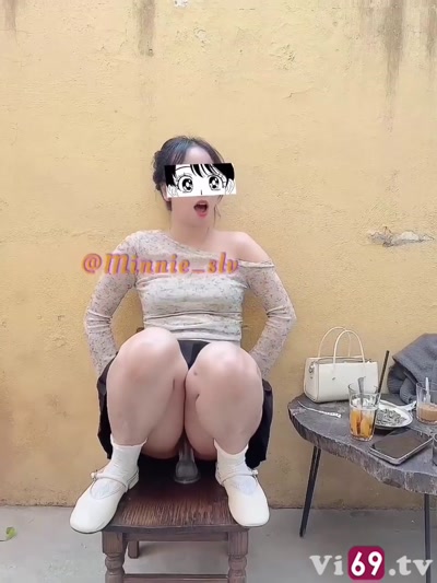 Em gái dâm đãng ngồi ngoài trời dùng sextoy thỏa mãn